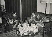 502333 Afbeelding van een onderonsje met o.a. Ilona van der Linden, Willie Dieckmann en Marianne Bons in de goede kamer ...